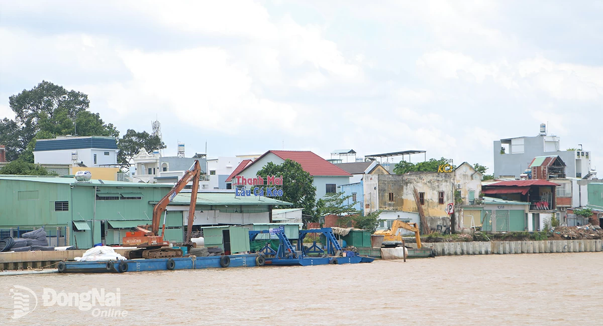 Thi công Dự án Kè chống sạt lở bờ sông Đồng Nai (đoạn từ cầu Rạch Cát đến cầu Ghềnh phía cù lao Phố).

