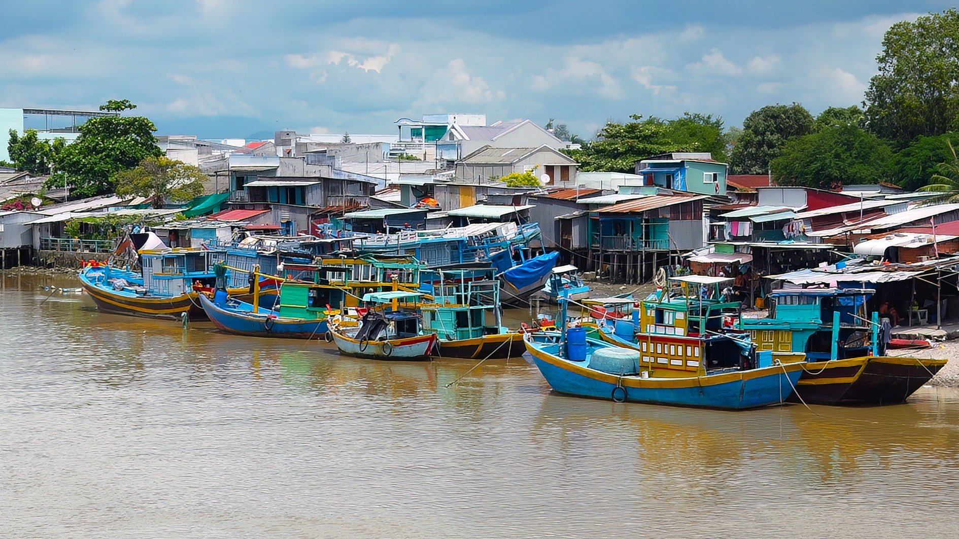 Tàu thuyền đánh bắt thủy sản ở phường Bình Thuận (ảnh N. Lân)