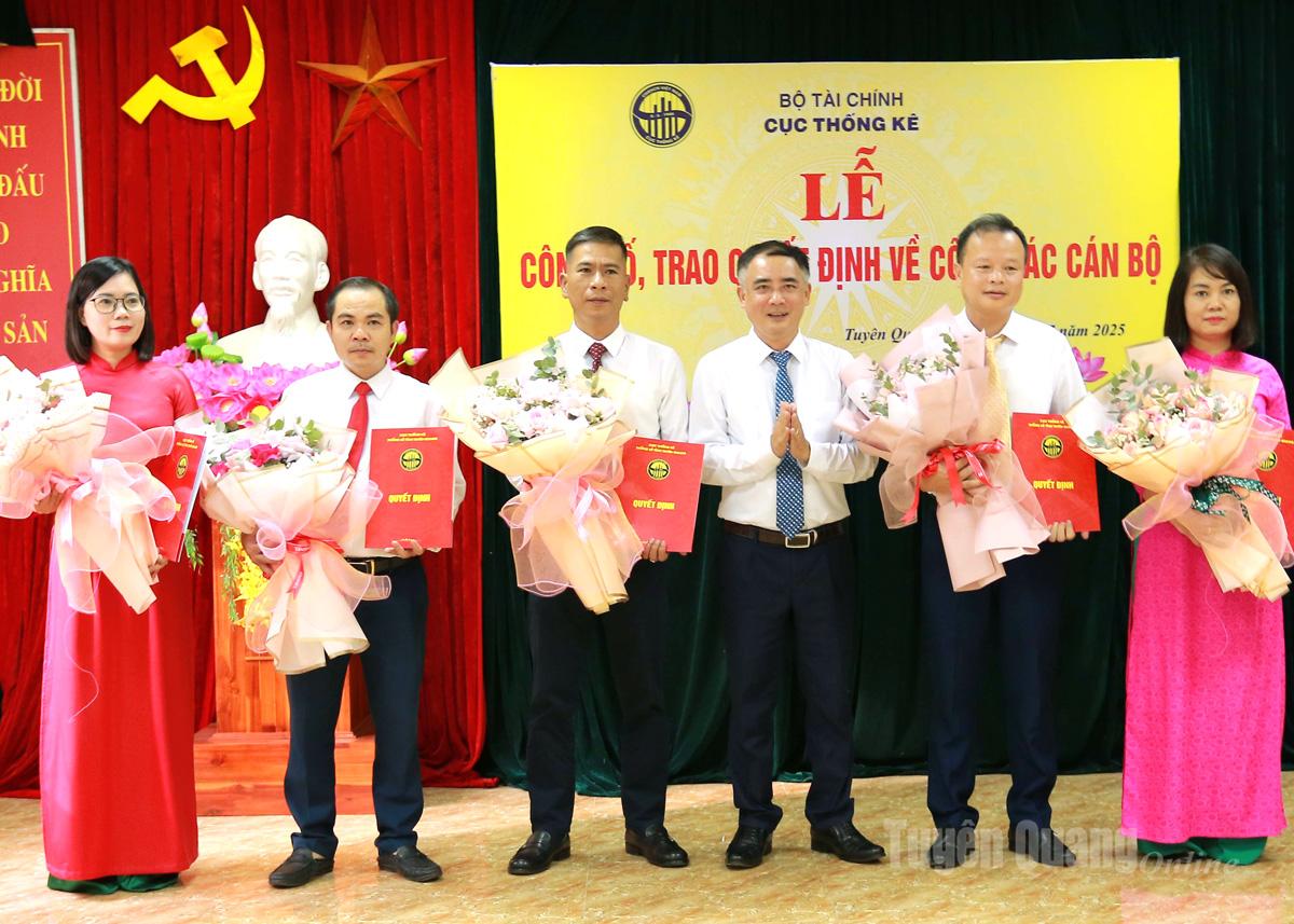 Đồng chí Phạm Hùng Sơn, Trưởng Thống kê tỉnh Tuyên Quang trao quyết định cho các đồng chí Trưởng các Phòng Thống kê tỉnh.