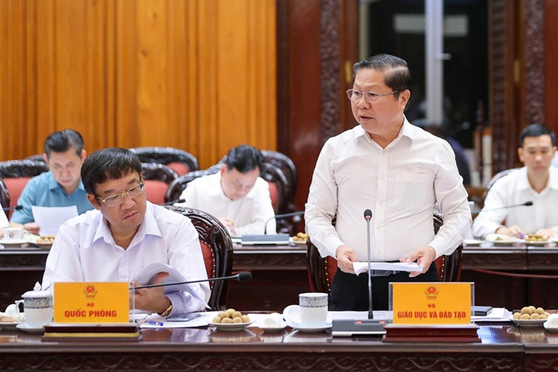 Thứ trưởng Lê Tấn Dũng nêu Ba nhóm giải pháp được Bộ Giáo dục và Đào tạo đề xuất - Ảnh: VGP/Nhật Bắc