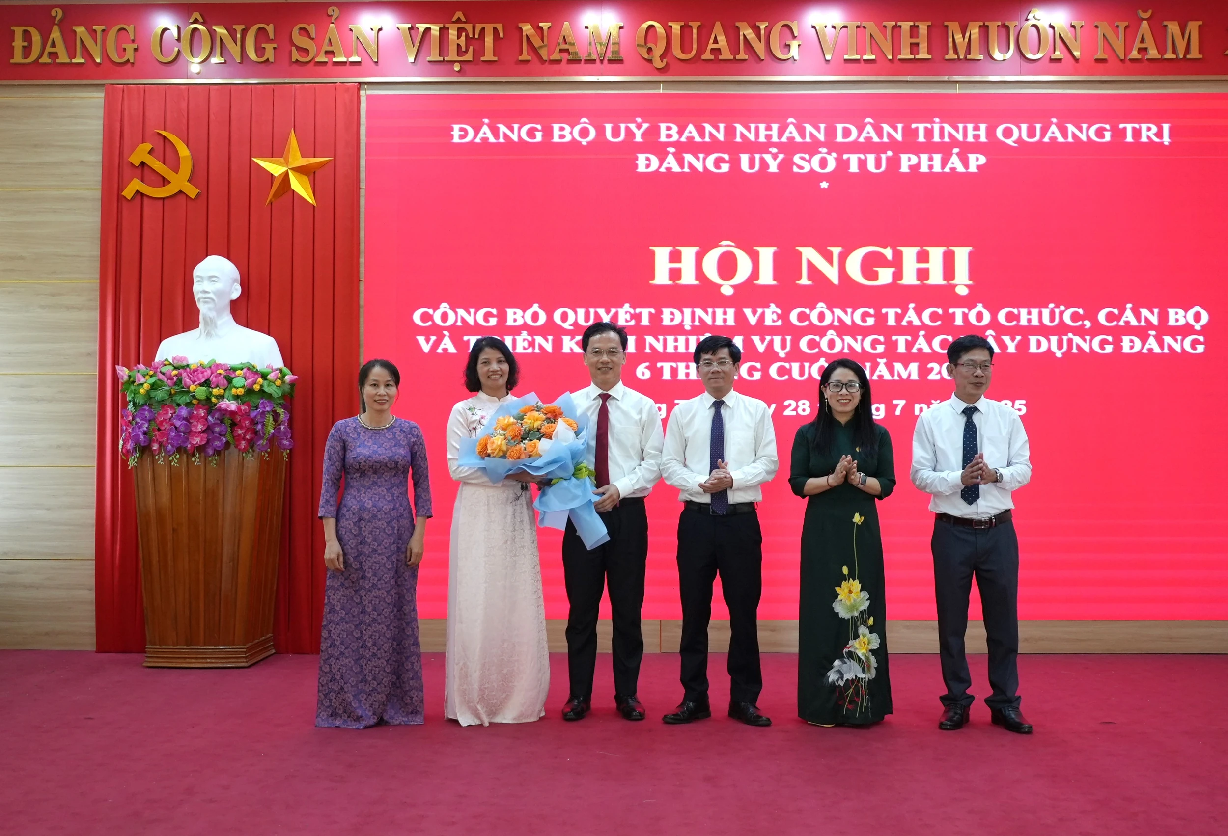 Công bố các quyết định về tổ chức và cán bộ thuộc Đảng bộ Sở Tư pháp