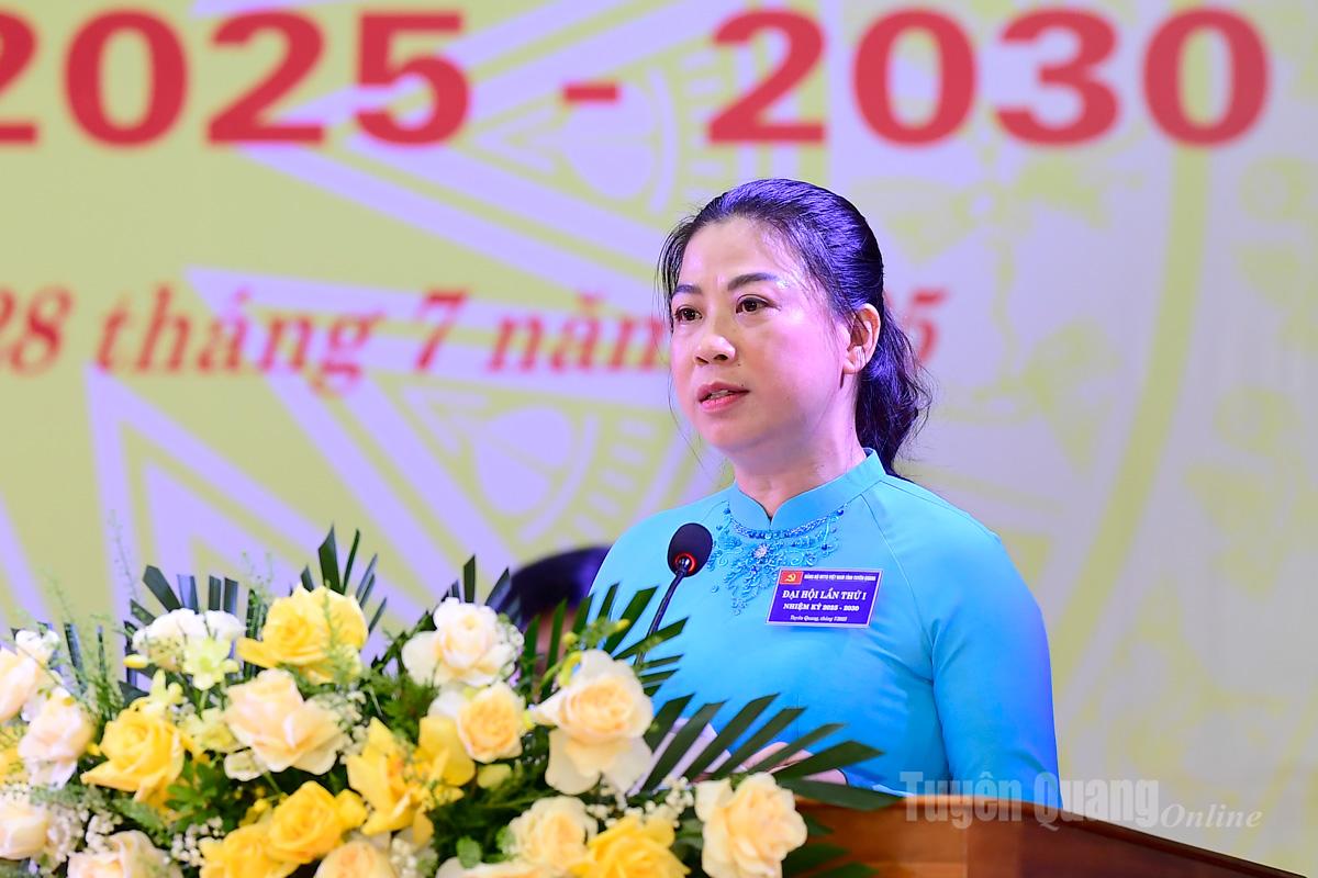 សមមិត្ត Le Thi Kim Dung អនុលេខាអចិន្ត្រៃយ៍គណៈកម្មាធិការបក្សខេត្ត លេខាគណៈកម្មាធិការបក្សនៃបណ្តាអង្គភាពខេត្តបានថ្លែងសុន្ទរកថាដឹកនាំអង្គសន្និបាត។