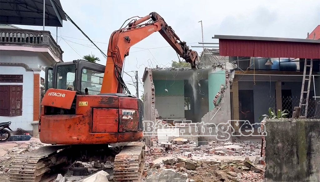 Nhân dân xã A Sào tích cực tham gia hiến đất, phá dỡ công trình phụ để làm đường giao thông.
