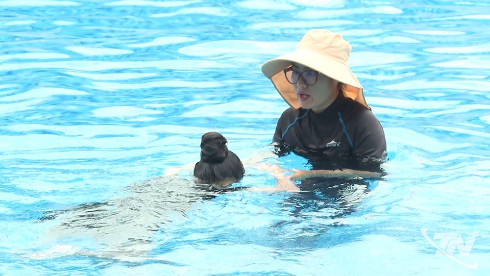 Cours de natation à la piscine Nhi Dong, quartier Duc Xuan.