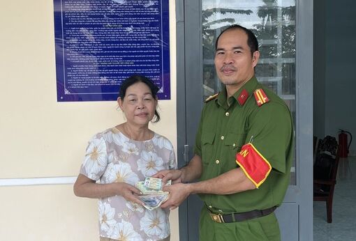 Đánh rơi ví, người phụ nữ được công an mời đến trả lại