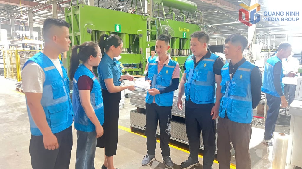 Công đoàn Công ty TNHH Công nghiệp Lion Core Việt Nam trao tặng hộ trợ kinh phí cho anh Trần Thế Dương để chữa bệnh cho con.