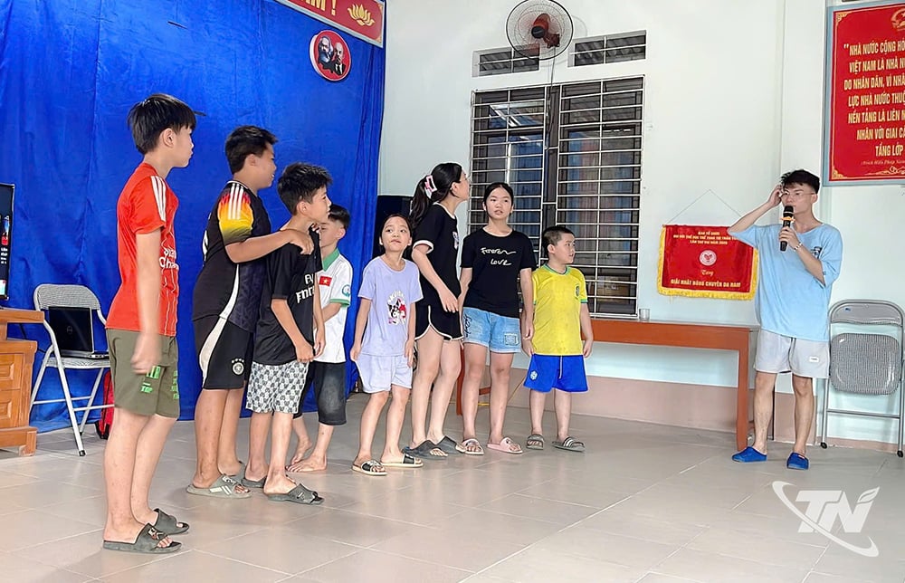 Les enfants de la commune de Na Ri participent à des jeux et à des échanges culturels.