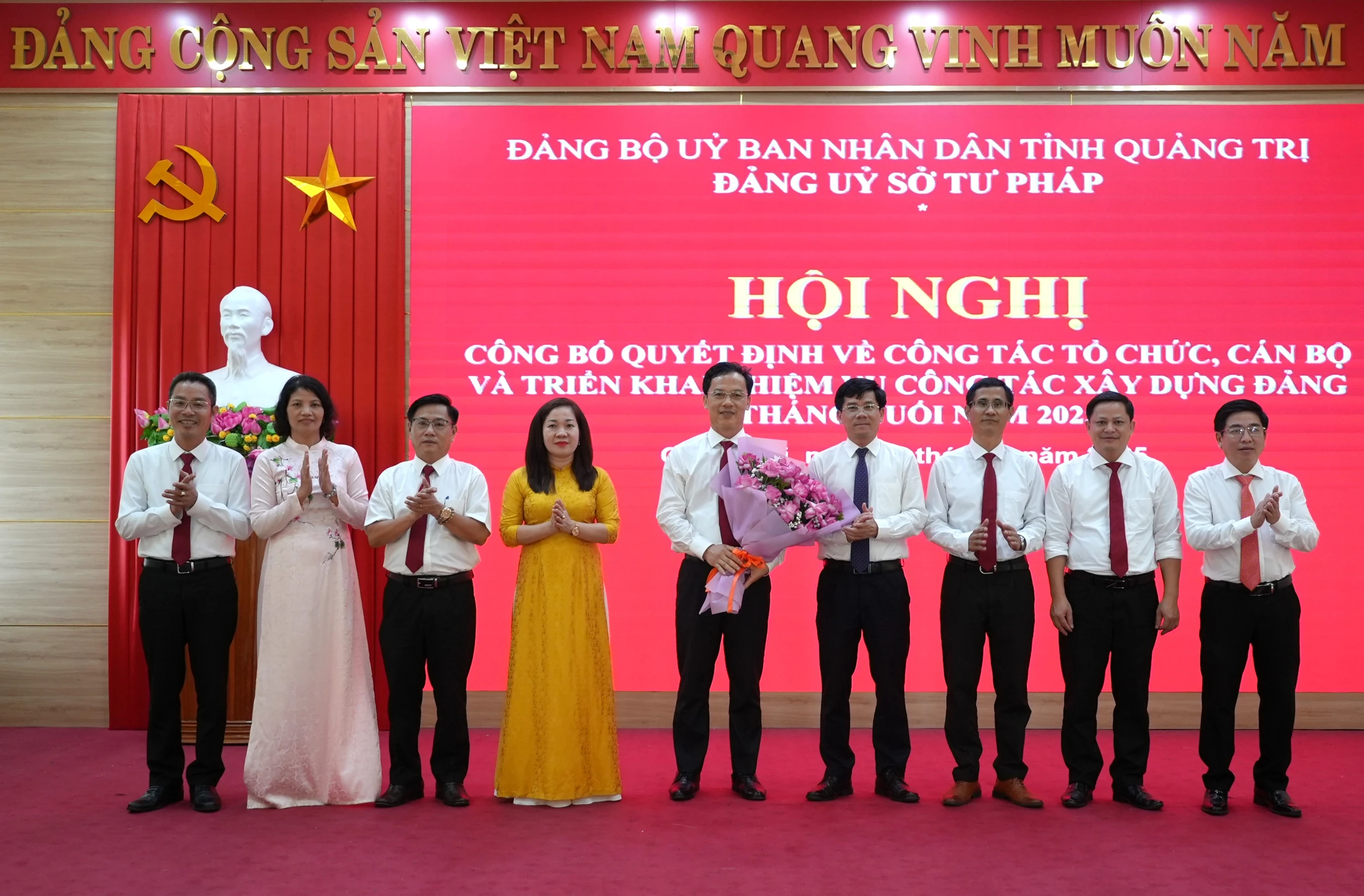 Công bố các quyết định về tổ chức và cán bộ thuộc Đảng bộ Sở Tư pháp