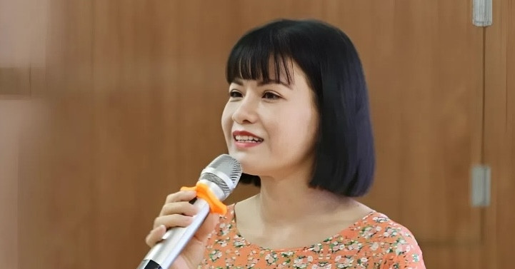 នាយកសាលាឯកទេសបានចែករំលែកគំនិតរបស់គាត់ជាមួយឪពុកម្តាយនិងសិស្សថ្នាក់ទី 10 ។