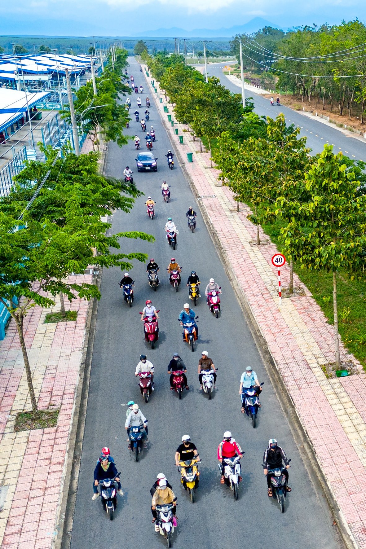 Công nhân cụm công nghiệp Nam Hà giờ tan ca (ảnh N. Lân)