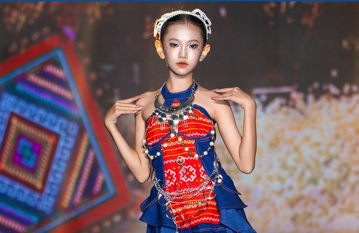 Show diễn mang đến một trải nghiệm nghệ thuật độc đáo, kết hợp giữa thời trang, âm nhạc và sắp đặt sáng tạo.
