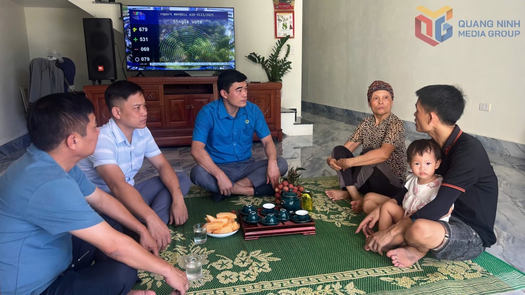Cán bộ Công đoàn Công ty Than Nam Mẫu thăm Mái ấm công đoàn nhà anh Phạm Trọng Đại, công nhân Phân xưởng Vận tải lò 2.