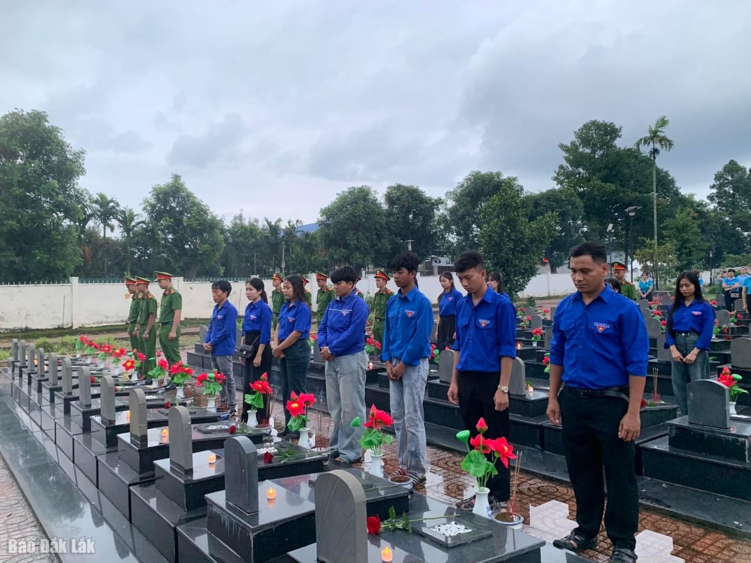 Đoàn viên thanh niên xã Cư Mgar, tỉnh Đắk Lắk đã tham gia Lễ thắp nến tri ân tại Nghĩa trang liệt sỹ xã Quảng Phú.