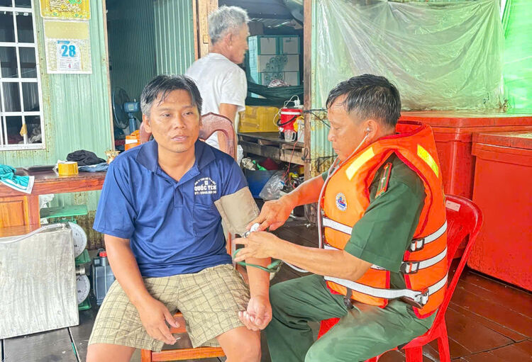 Nam Du Border Guard continuously rescues 2 sunken vehicles