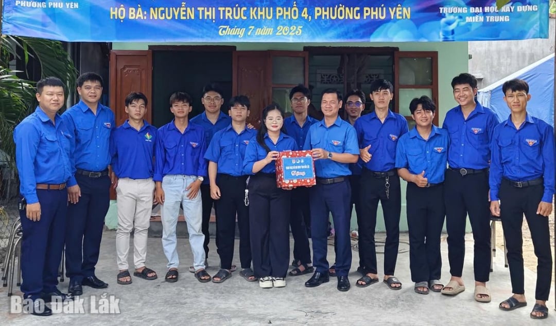Phó Bí thư Tỉnh Đoàn Võ Duy Kha tặng quà động viên các chiến sĩ tình nguyện Mùa hè xanh của Trường ĐH Xây dựng Miền Trung.