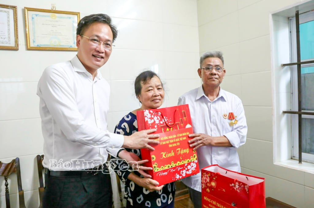 Đồng chí Bí thư Tỉnh ủy Nguyễn Hữu Nghĩa trao quà của Tỉnh ủy, HĐND, UBND, Ủy ban MTTQ Việt Nam tỉnh tặng thương binh Đỗ Văn Bình, thôn Trình Trung Tây, xã Tiền Hải.