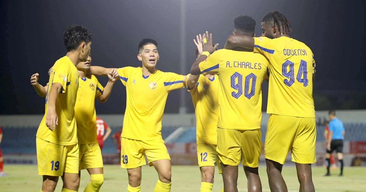 CLB Quảng Nam thoát hiểm giờ chót: Tìm đâu ra người đá V-League, HLV Quốc Anh ngồi ghế nóng?