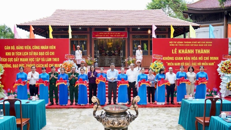 គណៈប្រតិភូកាត់ខ្សែបូដើម្បីសម្ពោធកន្លែងវប្បធម៌ហូជីមិញនៅផ្លូវរូងក្រោមដី Cu Chi ។