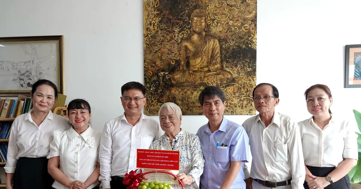 Đồng chí Nguyễn Mạnh Cường thăm văn nghệ sĩ tiêu biểu