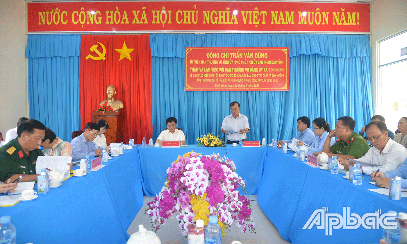 Đồng chí Trần Hoàng Nhật Nam, Bí thư Đảng uỷ xã Báo cáo với đoàn công tác.