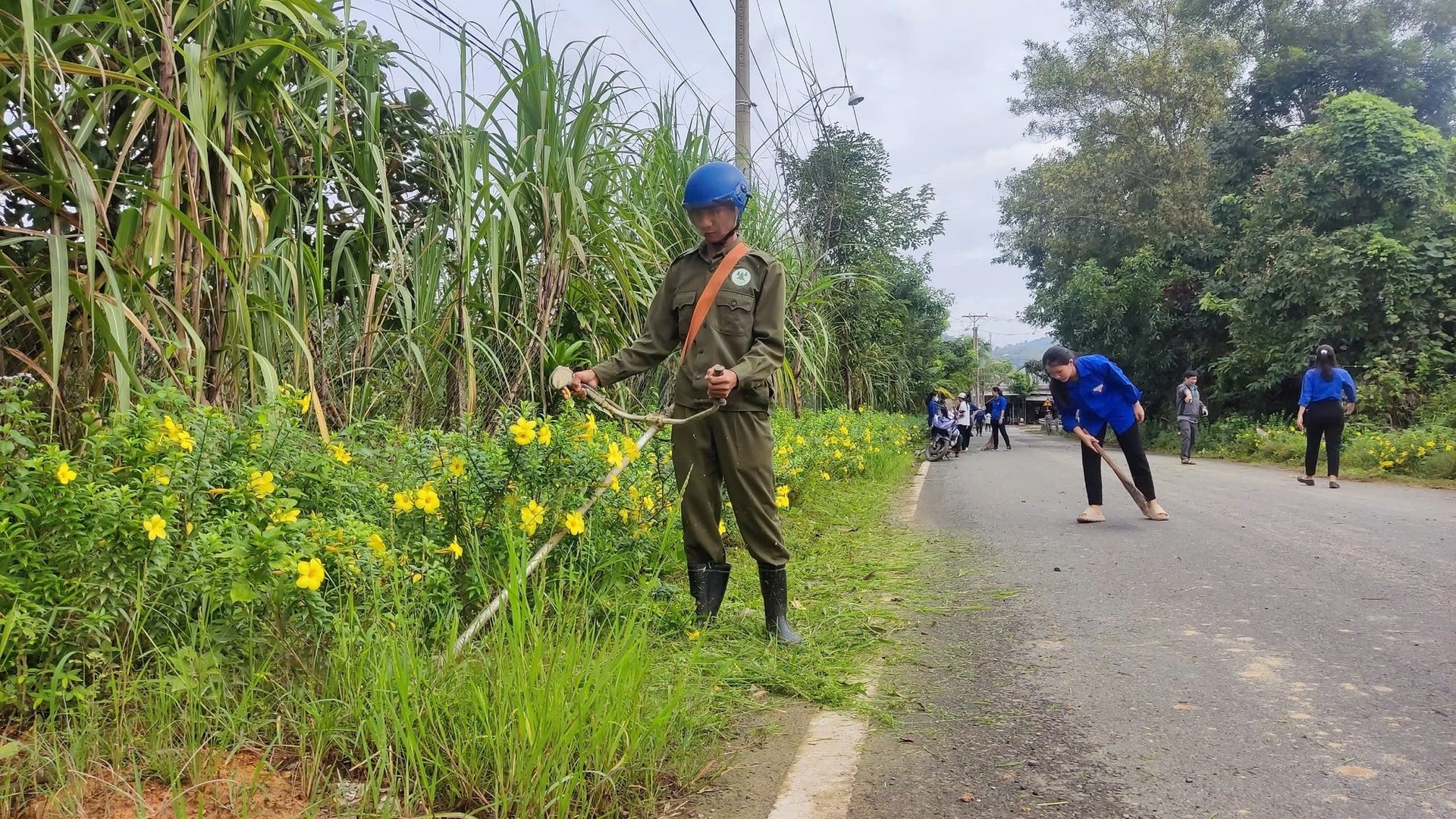 Các đơn vị xã Cát Tiên 3 ra quân dọn dẹp vệ sinh, chỉnh trang cảnh quan chào mừng Đại hôi