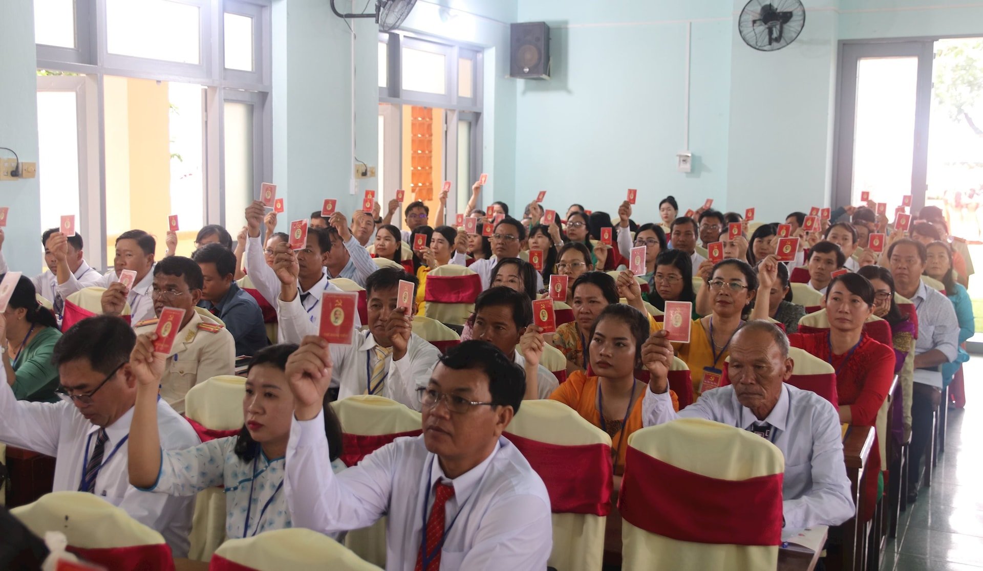 Đại hội biểu quyết các Nghị quyết Đảng bộ xã