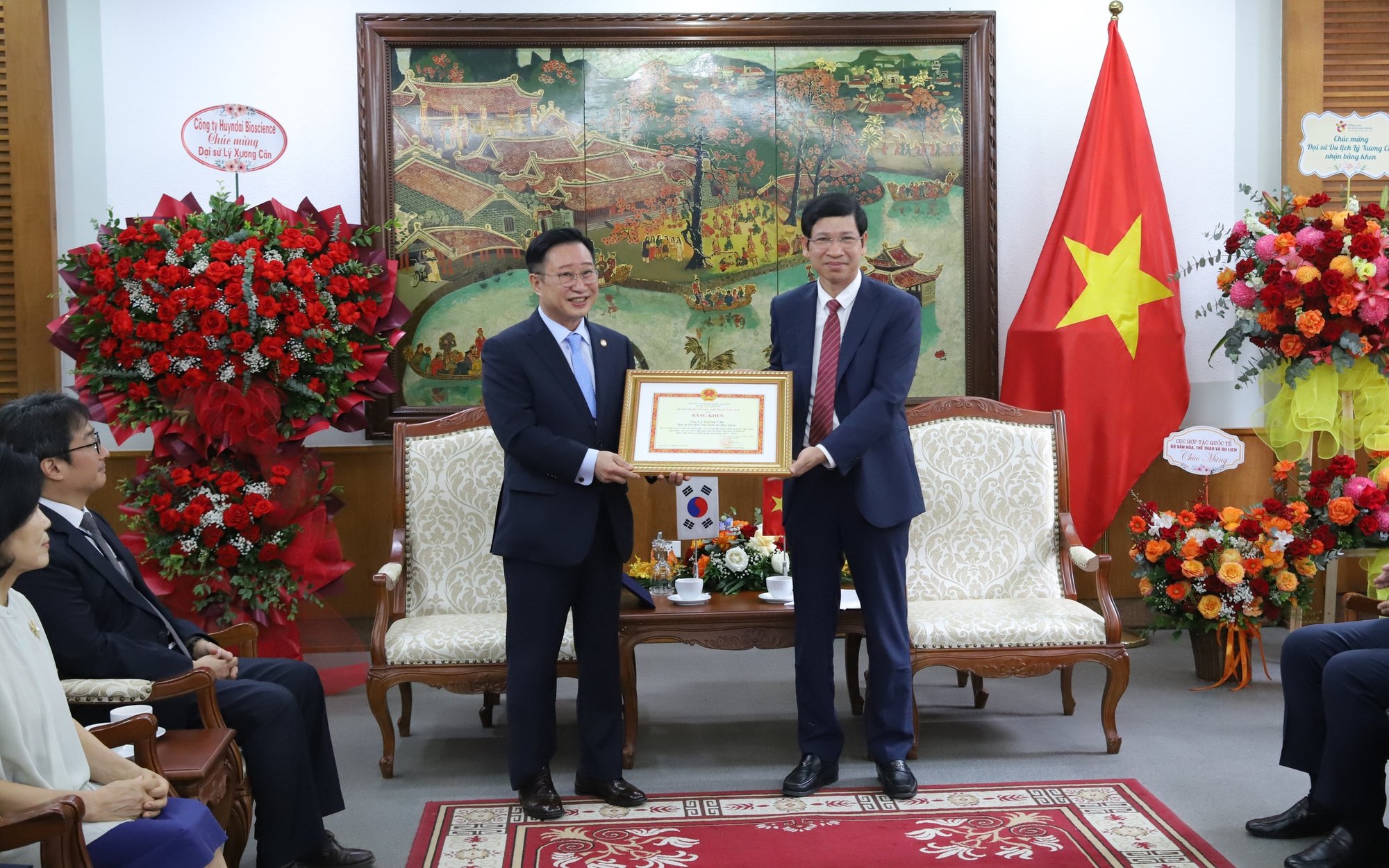 Remise d'un certificat de mérite du ministre de la Culture, des Sports et du Tourisme à l'ambassadeur du tourisme vietnamien en Corée