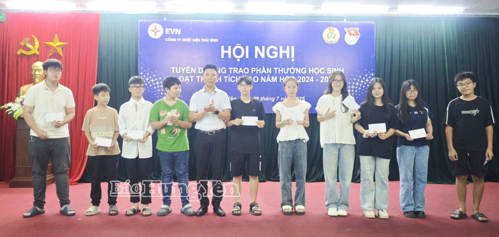 Руководство компании Thai Binh Thermal Power Company вручило подарки в качестве поощрения к учебе детям сотрудников, показавших отличные результаты в 2024-2025 учебном году.