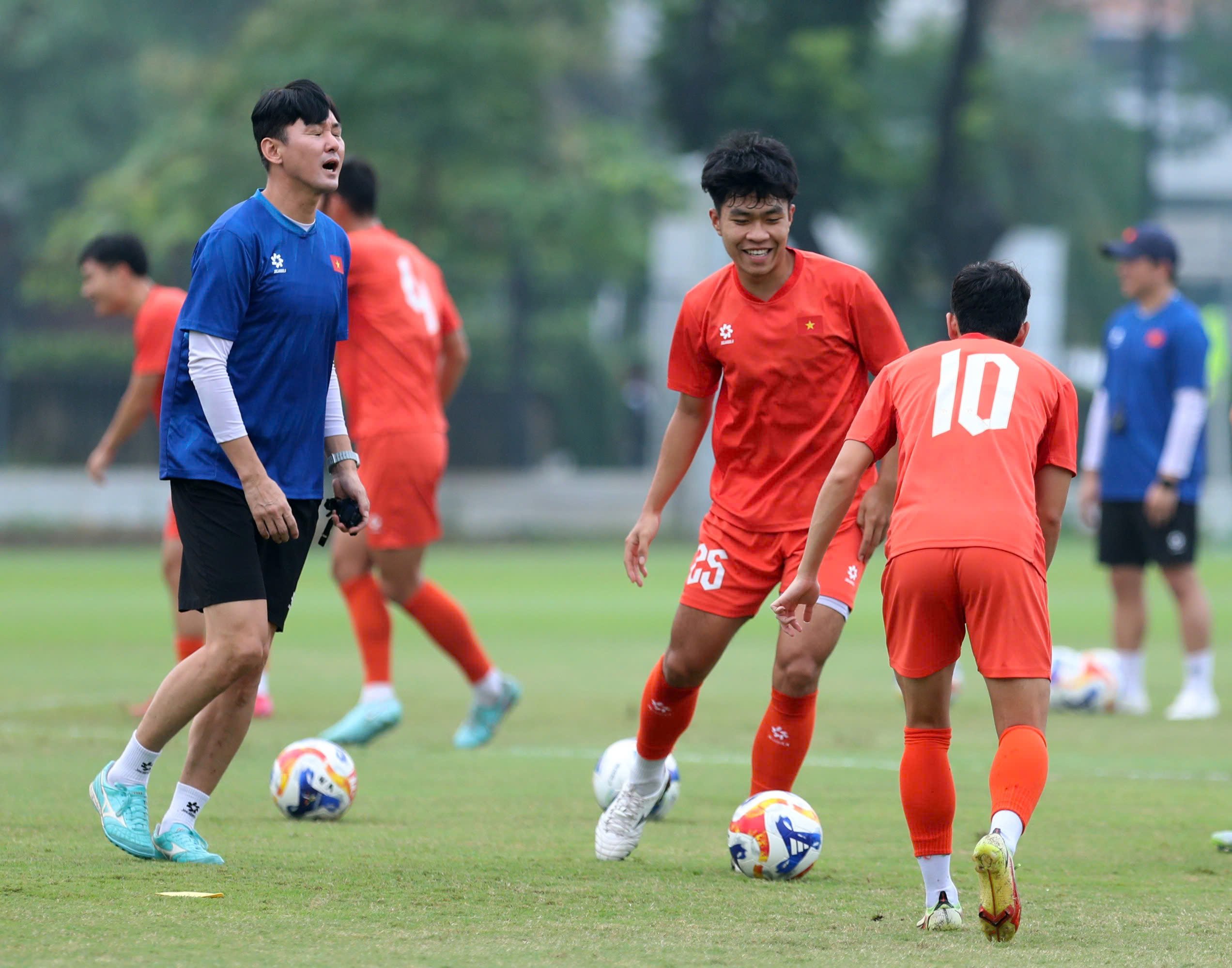 Nóng: U.23 Việt Nam bị ‘đột nhập’ buổi tập kín, ông Kim mời ra ngoài người lạ trên nóc nhà- Ảnh 15.
