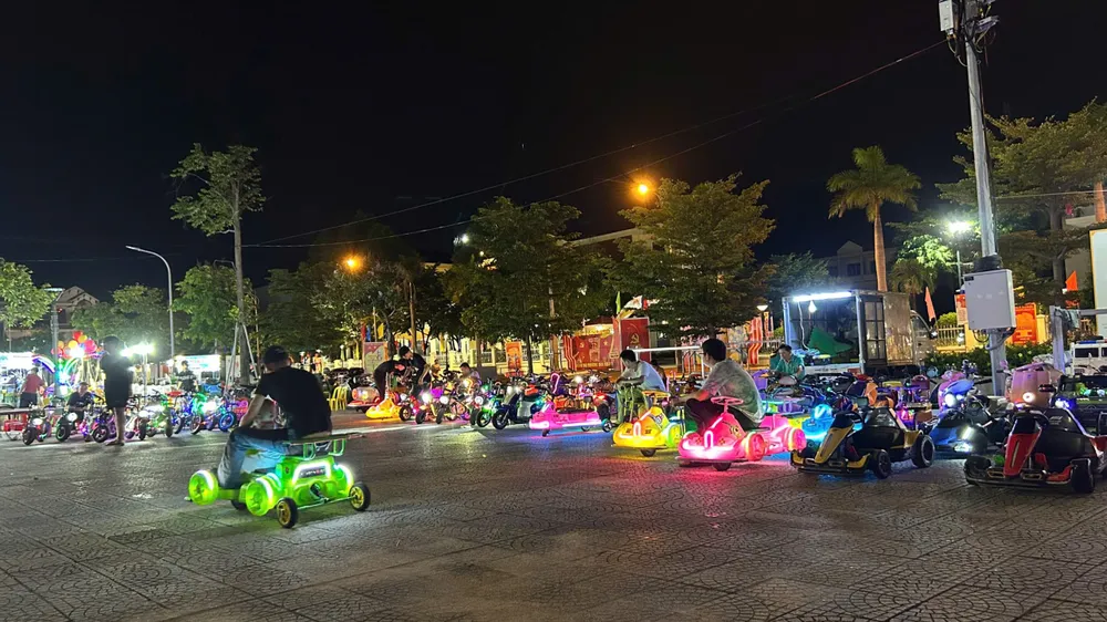 សេវាកម្មជួលរថយន្តអគ្គិសនីខ្នាតតូចមាននៅក្នុងឧទ្យានភាគច្រើនក្នុងទីក្រុង Da Nang ។ រូបថត៖ PHAM NGA