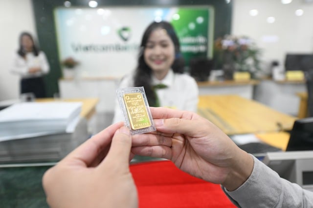 Giá vàng hôm nay 29.7.2025: Đồng loạt giảm, SJC đắt hơn thế giới 16 triệu đồng/lượng- Ảnh 1.