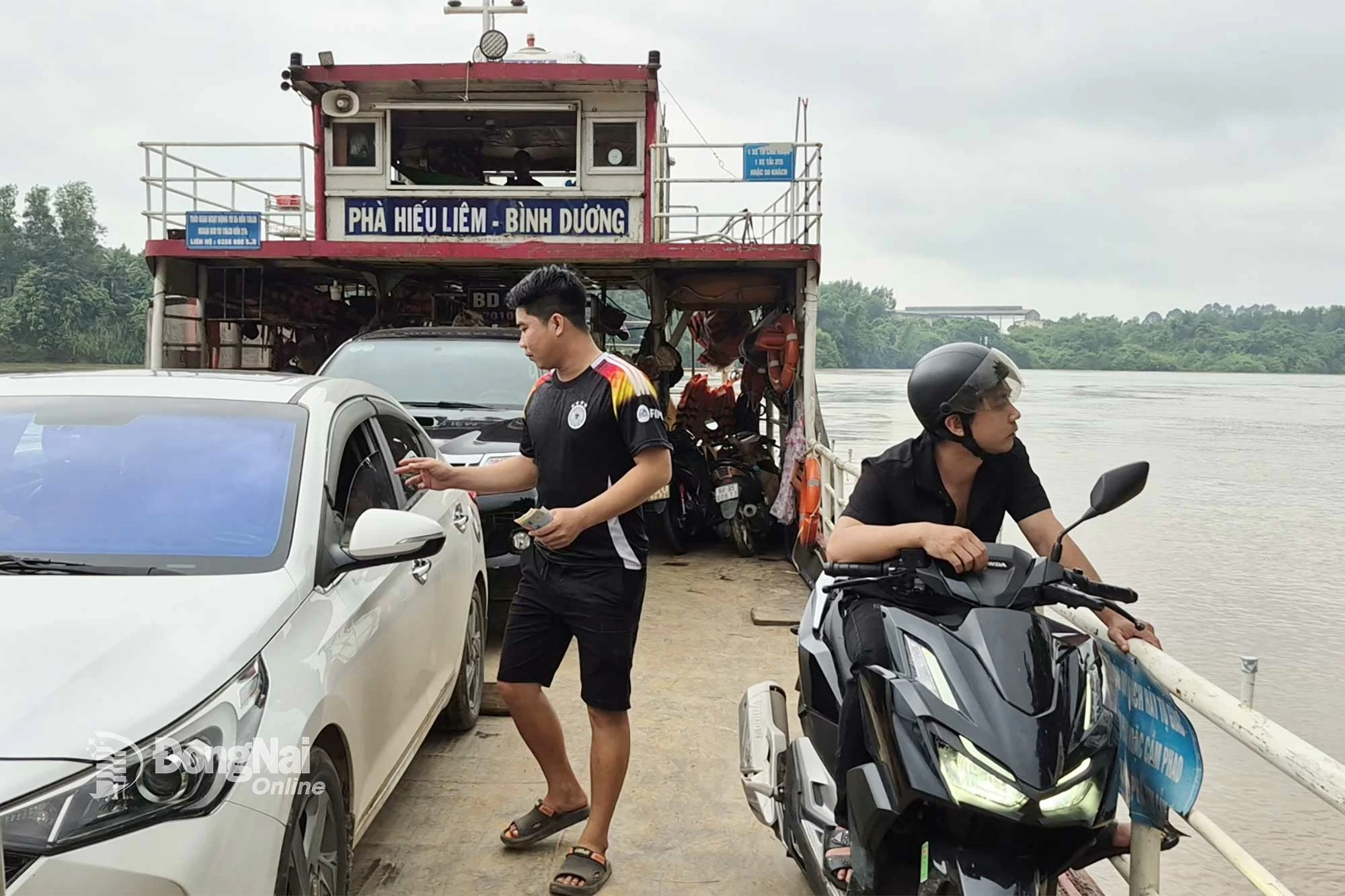 Cả nhân viên phục vụ và người đi phà đều không mặc áo phao bảo hộ. Ảnh: Nguyễn Tấn