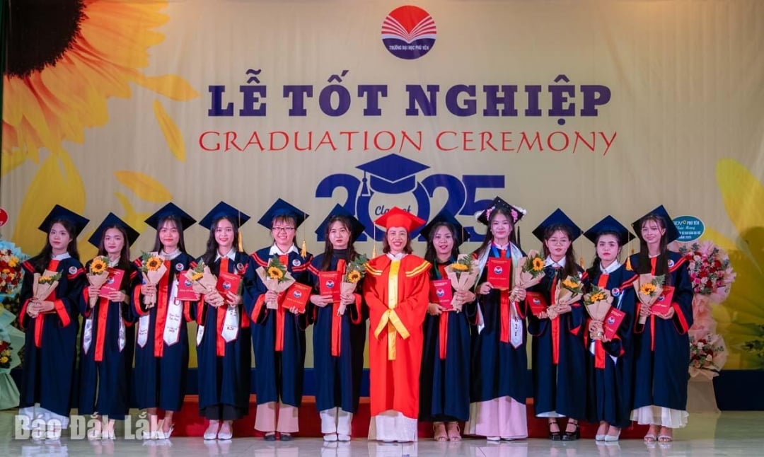 Sinh viên Trường đại học Phú Yên chụp ảnh lưu niệm sau khi nhận bằng tốt nghiệp