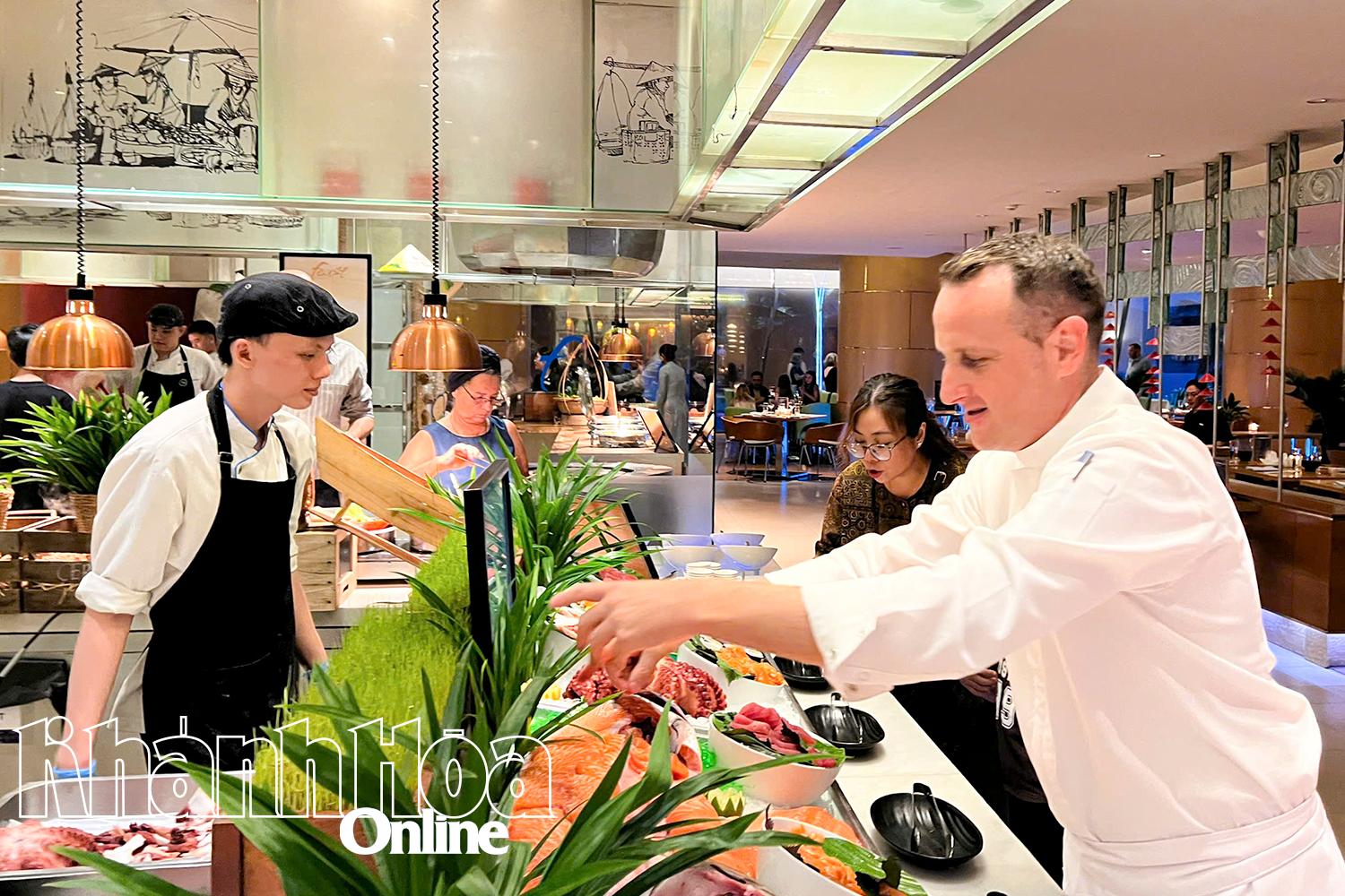 Bếp trưởng khách sạn Sheraton Nha Trang (bìa phải) chuẩn bị buffet phục vụ khách.