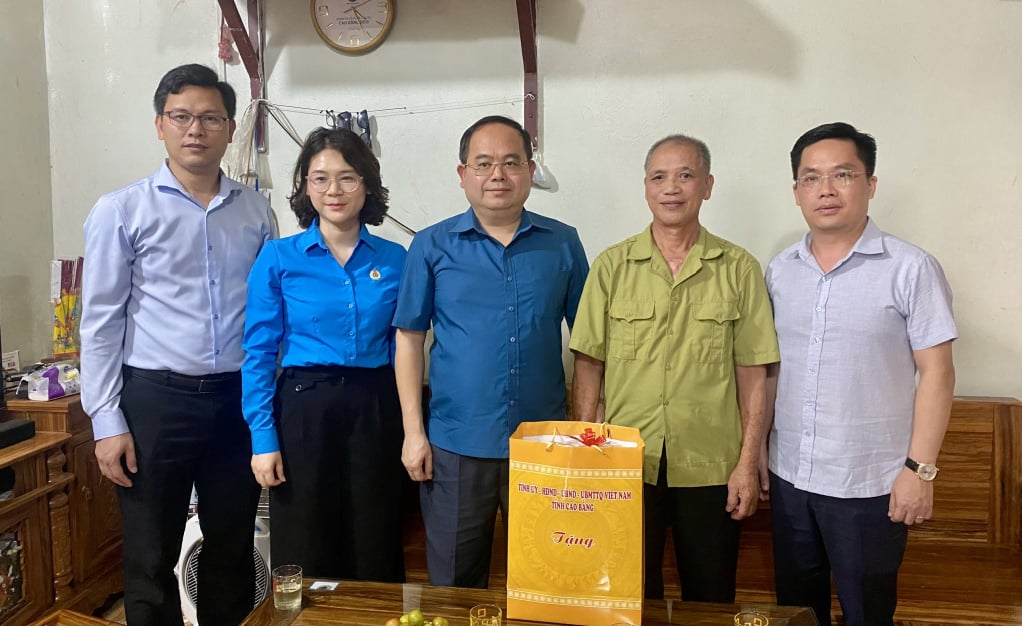 Đồng chí Bí thư Tỉnh ủy Quản Minh Cường thăm, tặng quà thương binh Lý Văn Khoáy