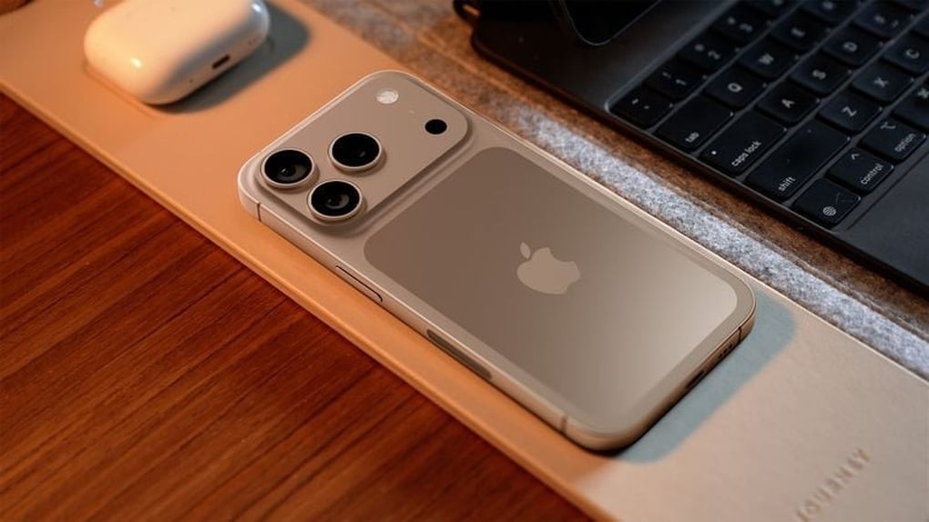iPhone 17 Pro Max lộ ảnh thực tế nơi công cộng - 2