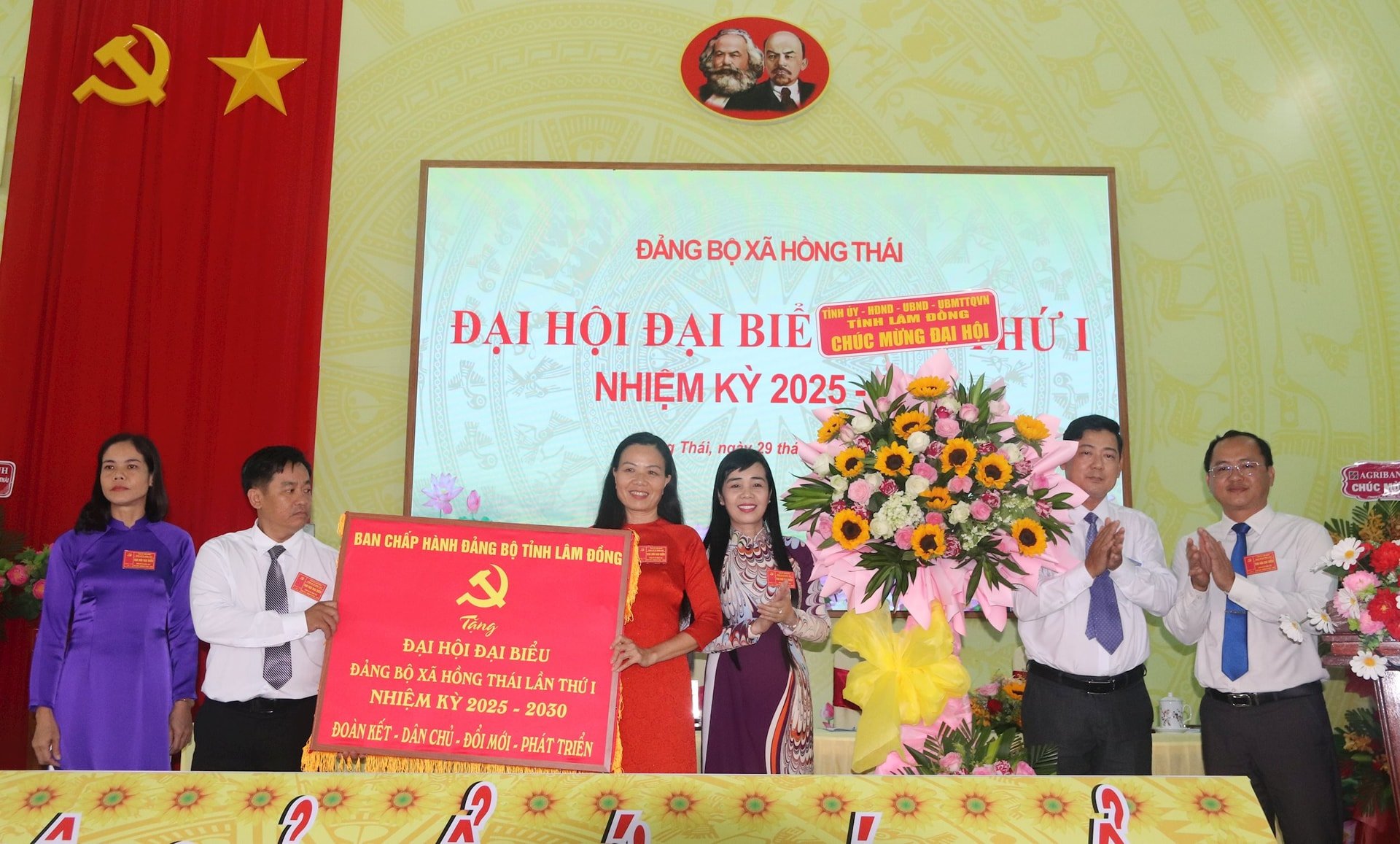Đồng chí Tiêu Hồng Phúc trao bức trướng của Ban Thường vụ Tỉnh ủy tặng Đảng bộ xã Hồng Thái
