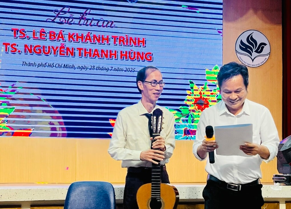 Màn đàn hát đặc biệt của cậu bé vàng Lê Bá Khánh Trình cùng bộ ba tiến sĩ - 1