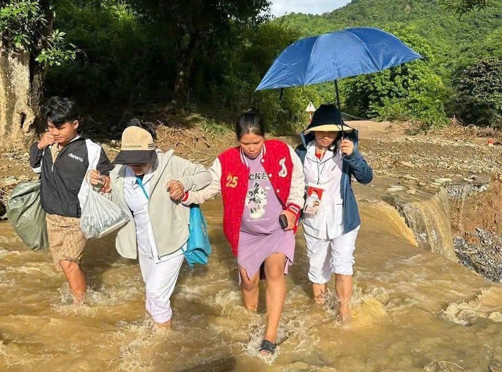 Giây phút nghẹt thở hỗ trợ sản phụ vùng lũ sinh con trên đường - 1