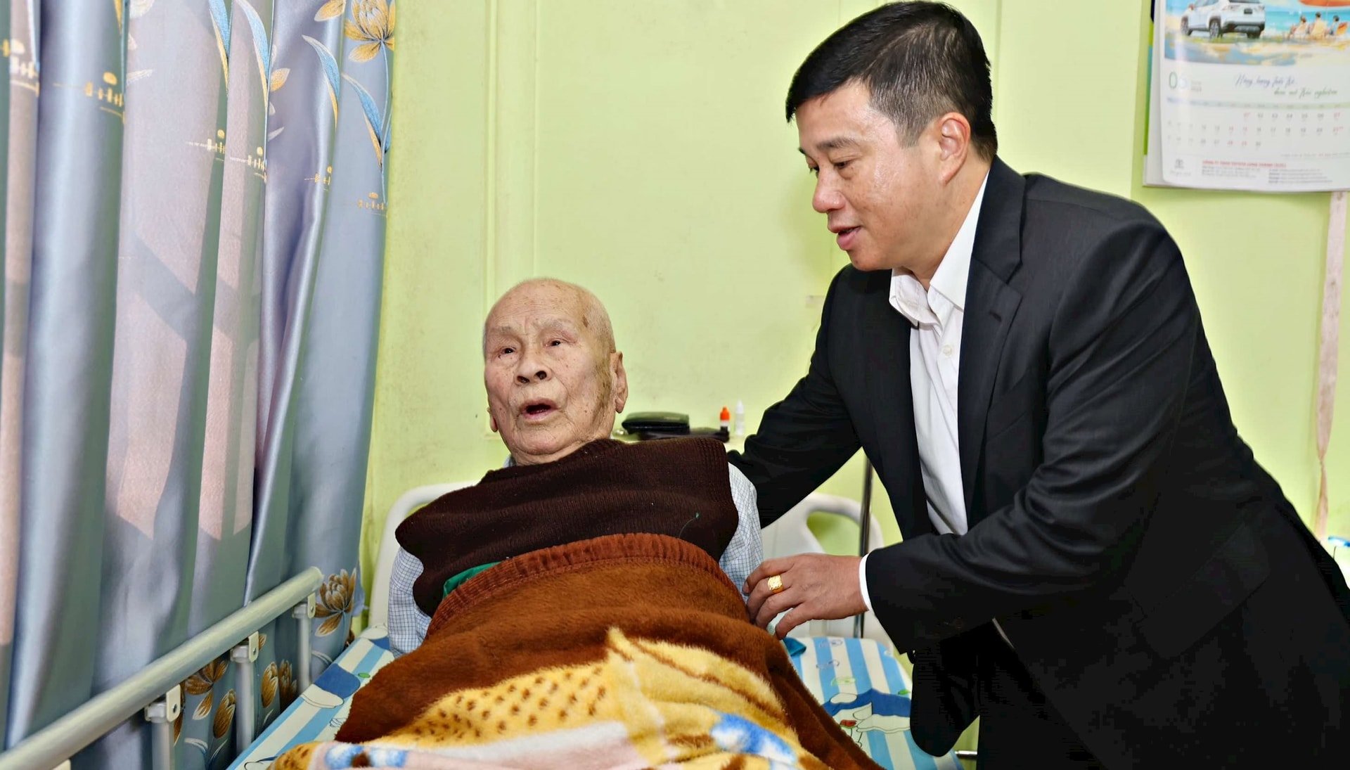Bí thư Tỉnh uỷ Lâm Đồng Y Thanh Hà Niê Kđăm ân cần thăm sức khoẻ cụ Nguyễn Văn Long (99 tuổi), người bị địch bắt, tù đày hiện ngụ tại Phường Xuân Hương - Đà Lạt(1)