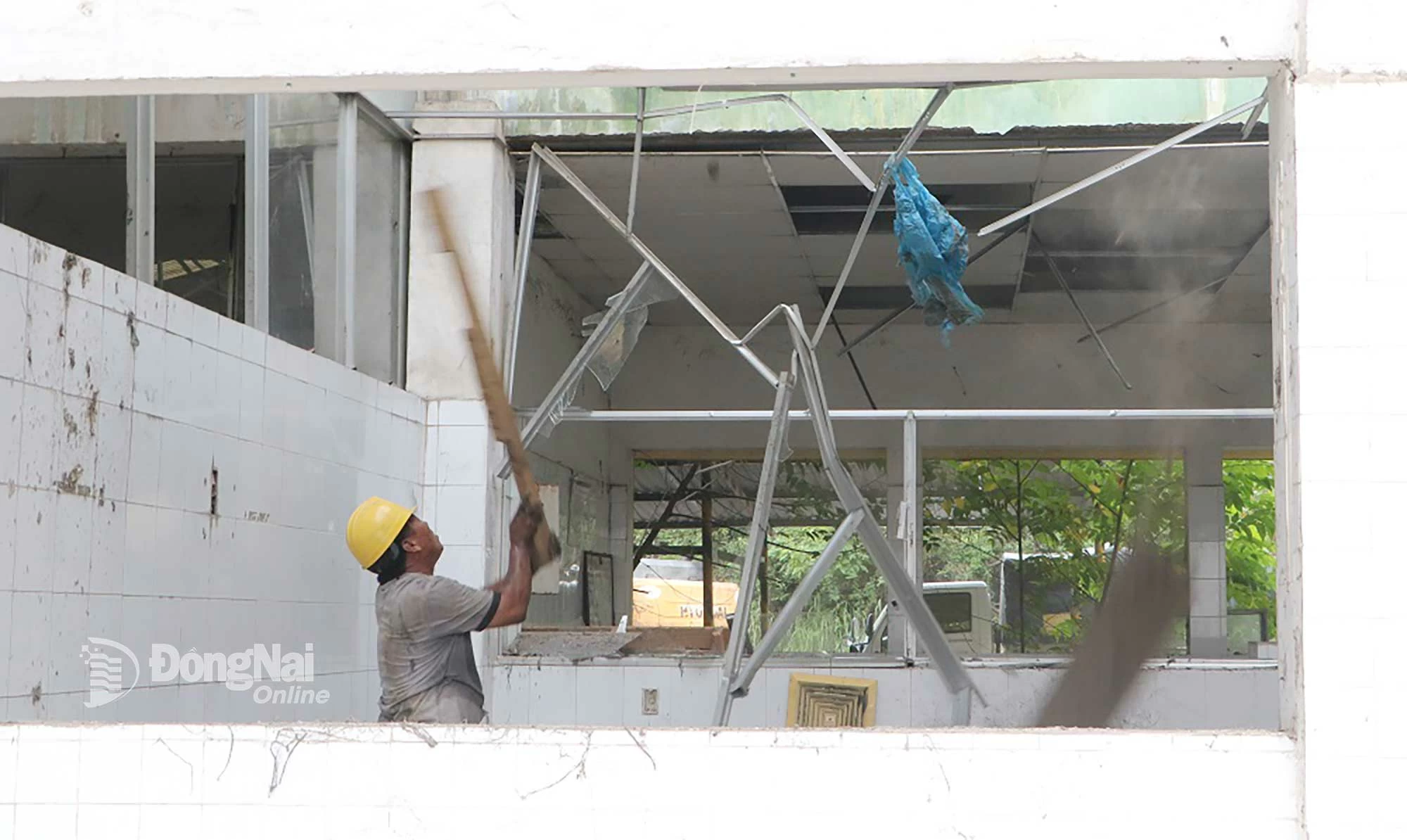 Workers are urgently dismantling and relocating factory items of Dona Newtower Food and Beverage Joint Stock Company to hand over the site to the authorities. Photo: Pham Tung