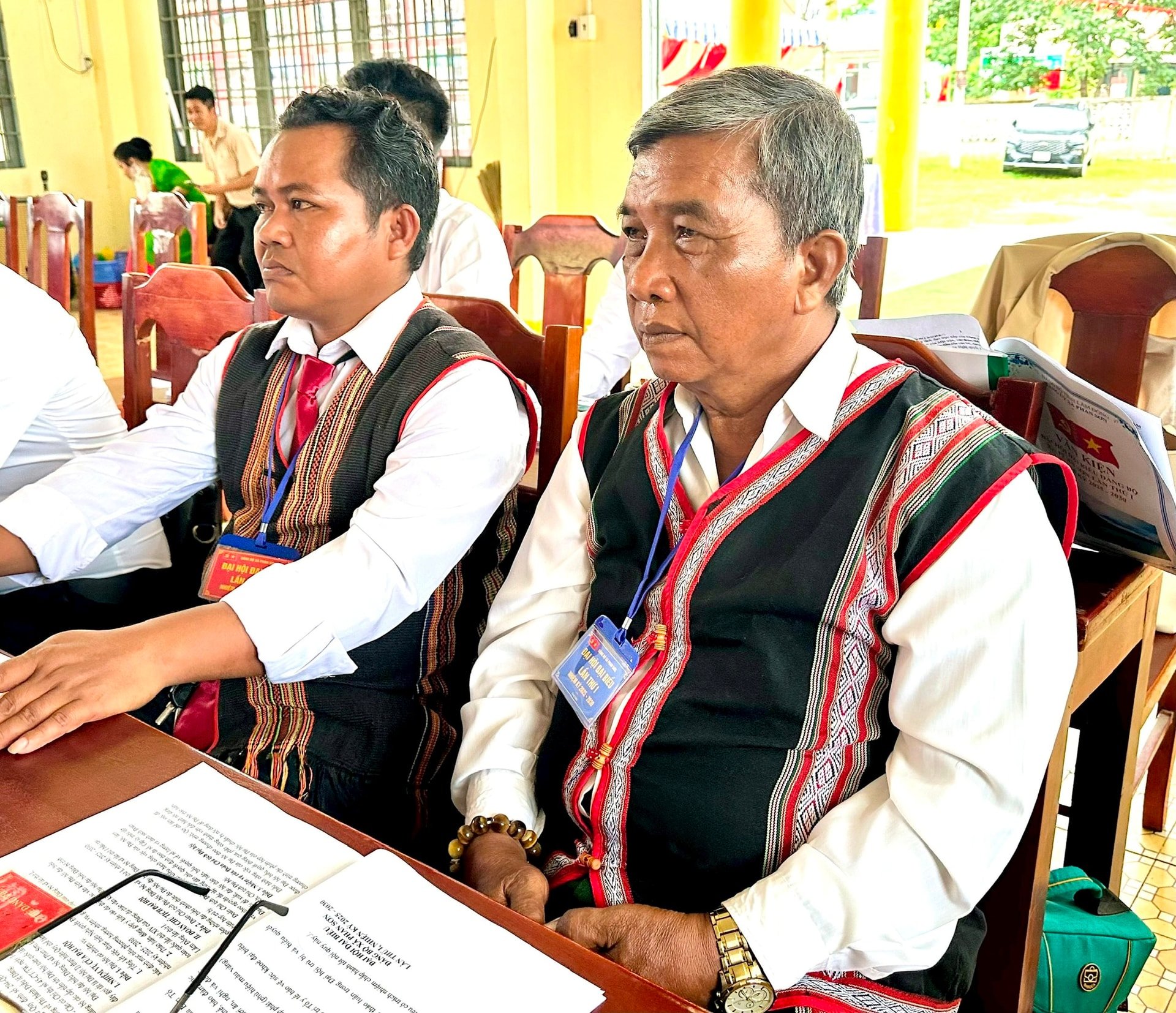 Đảng viên tham dự đại hội