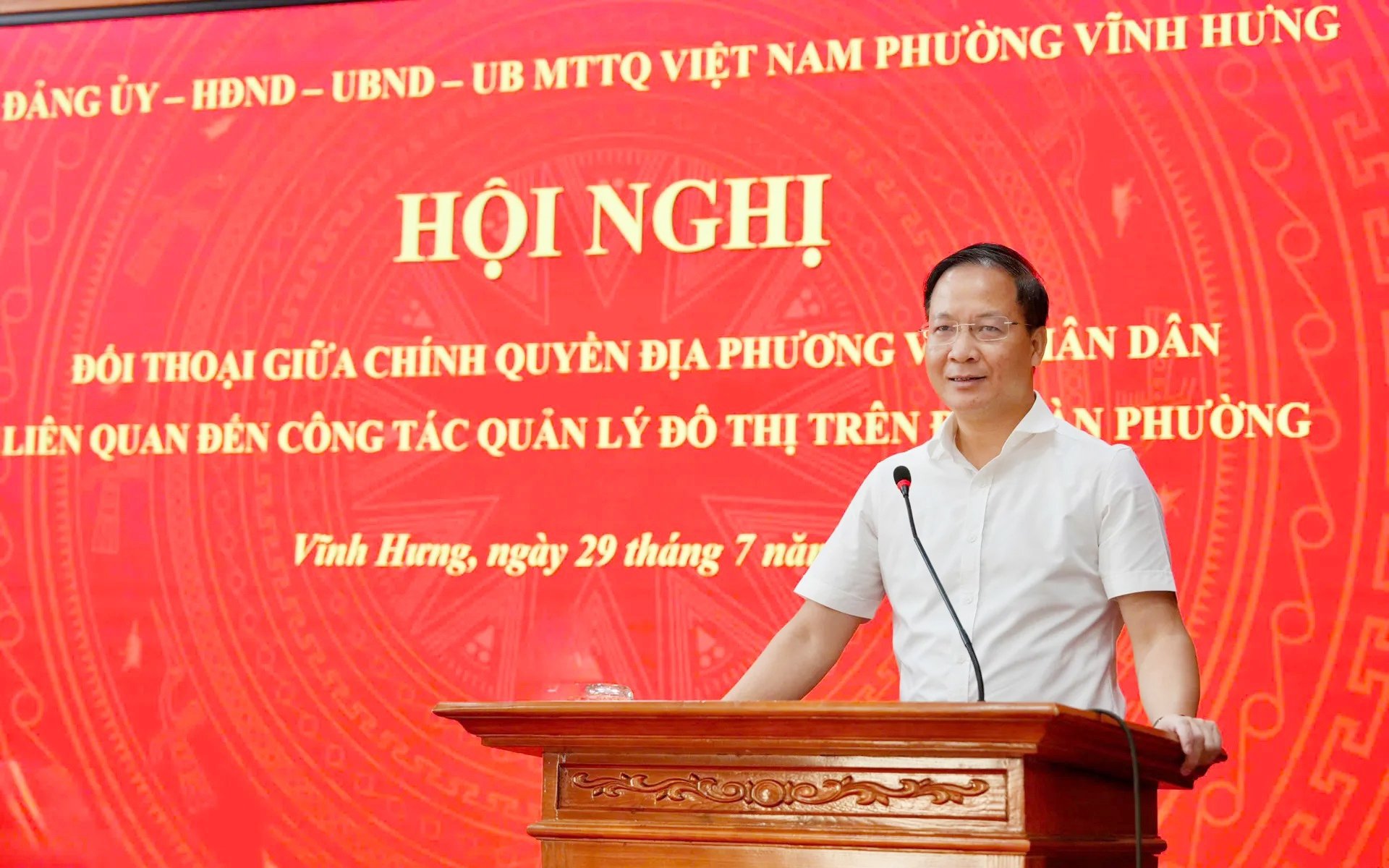 Bí thư Đảng ủy, Chủ tịch HĐND phường Vĩnh Hưng Nguyễn Đức Dũng phát biểu tại buổi đối thoại