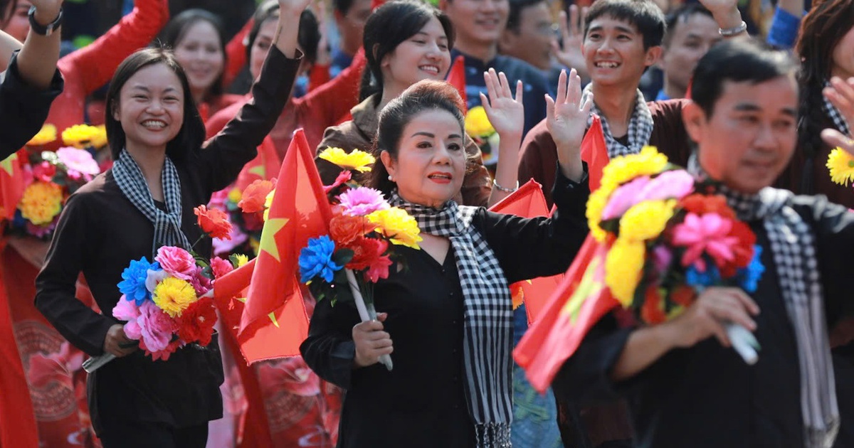 Khoảnh khắc ấn tượng của NSND Thoại Miêu, NSƯT Kim Tử Long tại lễ diễu hành 30.4