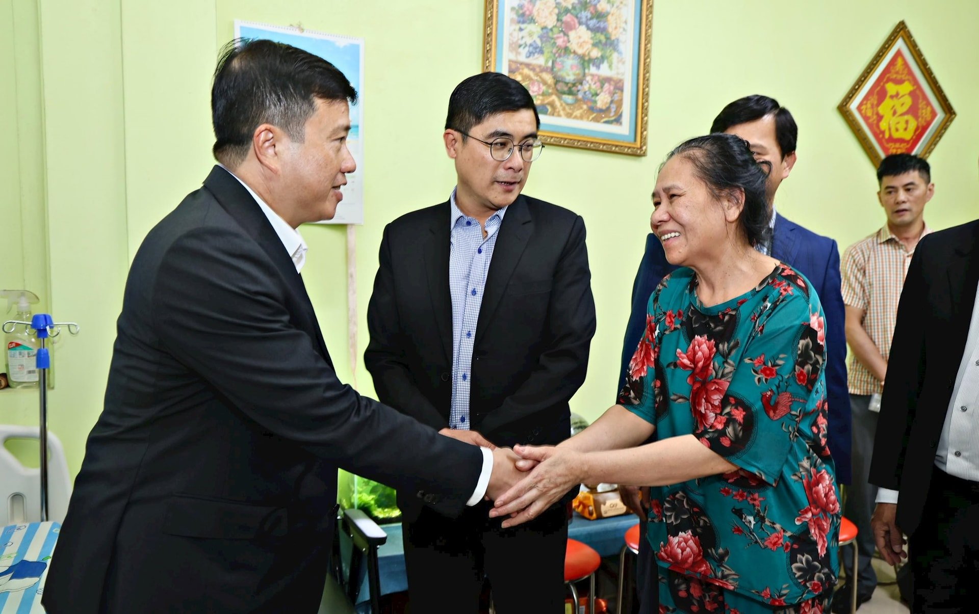Bí thư Tỉnh uỷ Lâm Đồng Y Thanh Hà Niê Kđăm thăm hỏi thân nhân gia đình người có công với Cách mạng Nguyễn Văn Long