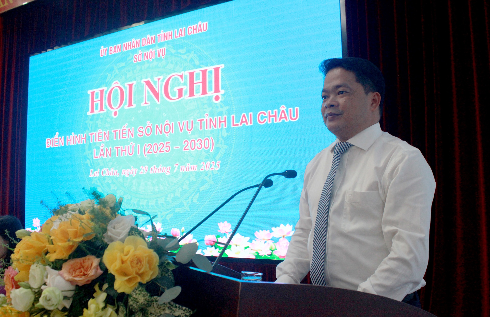 Đồng chí Trần Việt Thắng - Phó Giám đốc Sở Nội vụ báo cáo kết quả thực hiện các phong trào thi đua, công tác khen thưởng giai đoạn 2020 -2025.