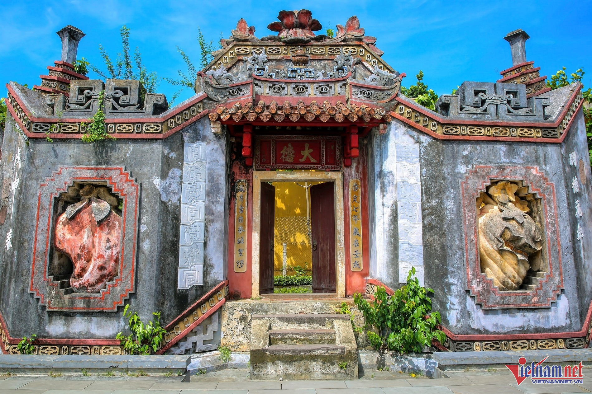 Cổng tam quan tinh tế còn sót lại của ngôi chùa được xây từ thế kỷ 17 ở Hội An