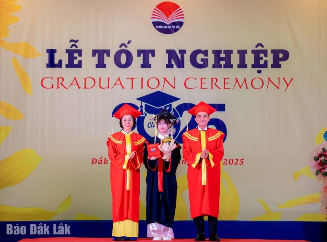 TS Lương Thị Ánh Tuyết và TS. Nguyễn Minh Cường trao bằng tốt nghiệp cho sinh viên