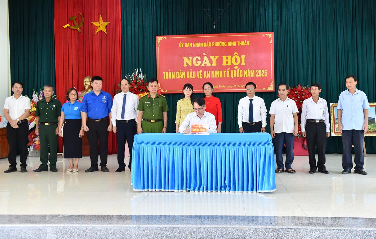 អង្គការសង្គម-នយោបាយ និងក្រុមលំនៅដ្ឋាននៃវួដ Binh Thuan បានចុះហត្ថលេខាលើការប្តេជ្ញាចិត្តអនុវត្តលក្ខណៈវិនិច្ឆ័យ។