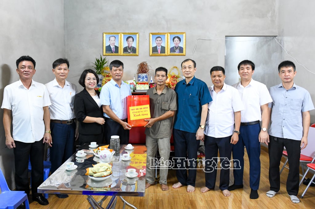 Đồng chí Phó Chủ tịch Thường trực HĐND tỉnh Lê Xuân Tiến trao quà tặng gia đình ông Đào Hồng Thịnh.